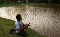 Beberapa pemancing berhasil mendapatkan ikan di lapangan bola tersebut.