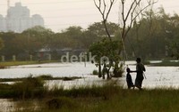Tidak sedikit warga yang mengajak anak mereka 'berlibur' sambil memancing di eks lapangan bola ini.