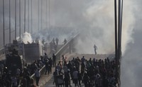 Dengan tindakan brutal, aparat menembakan gas air mata ke arah demonstran. REUTERS/Amr Abdallah Dalsh.