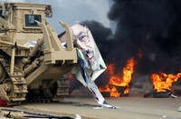 Militer juga mengerahkan kendaraan lapis baja untuk membubarkan demostran tak bersenjata tersebut. REUTERS/Mohamed Abd El Ghany.