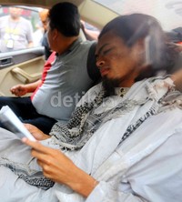 Pria yang belum diketahui identitasnya ini kemudian dibawa ke Polsek Menteng.