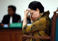 Sebelumnya Ratna Dewi Umar dituntut hukuman 5 tahun penjara dan denda Rp 500 juta subsidair 6 bulan kurungan. Mantan Direktur Bina Pelayanan Medik Dasar Kementerian Kesehatan ini dianggap terbukti melakukan tindak pidana korupsi dalam proyek pengadaan alat kesehatan 2006 dan 2007.
