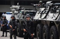 Keempat kendaraan milik TNI AD itu dilengkapi dengan sejumlah personil bersenjata lengkap.