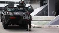 Sementara di dalam gedung Nusantara yang akan digunakan untuk rapat bersama, pasukan pengawal Presiden sudah terlihat mondar-mandir. Mereka sedang melakukan sterilisasi gedung.