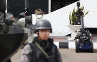 Sebuah robot juga siaga.