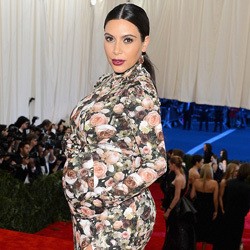 Jadi Gemuk Pasca Melahirkan, Kim Kardashian Malu Keluar Rumah