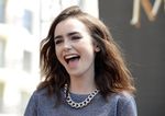 Lily Collins Berseri-seri