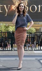 Lily Collins Berseri-seri