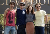 Lily Collins berfoto bersama para pemain dari 'The Mortal Instruments: City Of Bones' seperti, Robert Sheehan, Jamie Campbell Bower, dan Kevin Zegers. REUTERS/Phil McCarten.