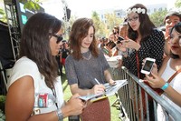 Lily juga sempat memberikan tanda tangannya pada para fans. Jonathan Leibson/Getty Images/AFP.