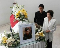 Sang istri, Maria Nguyen Kim Dung tampak sedih memandangi foto Kris Biantoro.