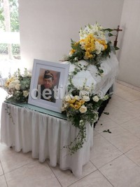 Saat ini jenazah sang raja kuis tengah dikremasi.