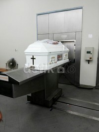 Jenazah Kris dikremasi.