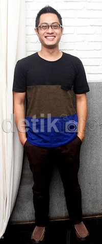 Ferry tampak casual dengan kaus tiga warnanya yang dipadukan dengan celana dan sepatu coklat. Gus Mun/detikHOT.