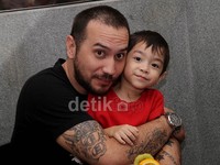 Ia memeluk anak kesayangannya itu. Gus Mun/detikHOT.