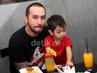 Gary tak lepas dari anak laki-lakinya. Gus Mun/detikHOT.