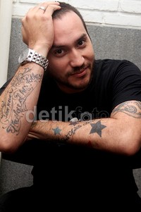 Tangan Gary yang dipenuhi tato. Gus Mun/detikHOT.