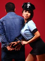 Gaya Seksi Ratna Dilla Jadi Polisi