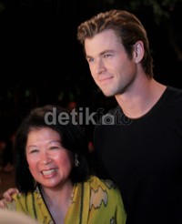     Chris Hemsworth bersama Menteri Pariwisata dan Ekonomi Kreatif, Mari Elka Pangestu.