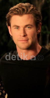 Chris terlihat casual dengan kaus hitam.