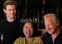 Wajah sumringah Chris, Mari E Pangestu, dan Michael Mann.