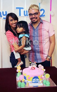 Sam dan sang istri, Indri terlihat serasi berbusana pink.