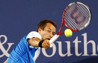    Bermain di Lindner Family Tennis Center, Mason, Ohio, Amerika Serikat, Rabu (14/8/2013) pagi WIB, Federer harus berjuang selama 1 jam 26 menit untuk mengalahkan Kohlschreiber. Dia akhirnya menang dua set langsung 6-3, 7-6 atas petenis Jerman itu. REUTERS/John Sommers II.