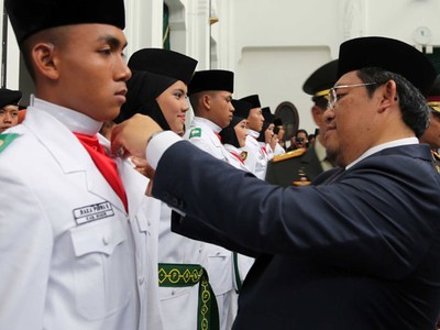 Anggota Paskibra Jawa Barat Dikukuhkan