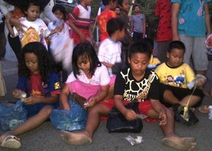 Tradisi Lebaran Syawal di Semarang, Anak-anak Berebut Ketupat Isi Uang
