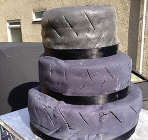 Dijual! Kue Pengantin Paling Buruk Bentuk Ban. Siapa Mau Beli?