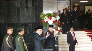 Tiba di DPR, SBY Disambut Pimpinan DPR dan DPD