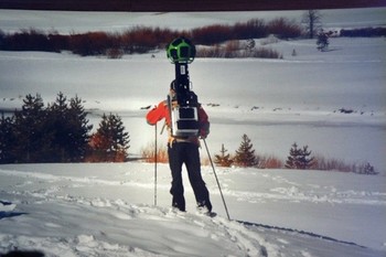 Sembari memakai peralatan ski, orang ini menjalankan misi menambah koleksi peta Street View. (kredit foto: engadget)