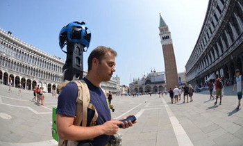 Pekerja Google melintasi sudut sudut kota Venesia di Italia. (kredit foto: guardian)