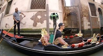 Venesia dikenal memiliki banyak sungai. Pekerja Google pun merekamnya menggunakan perahu. (kredit foto: tweaktown)