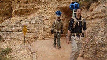 Dua orang Google beriringan melintasi ngarai Grand Canyon. (kredit foto: google)