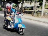 Foto ini di ambil di daerah sepanjang Jalan Trowulan Mojokerto 15 Agustus 2013. 2 Gadis mengendarai motor vespa bergaya unik waktu arus balik ke Surabaya. Foto Rodli Muhsinin.(Uky)