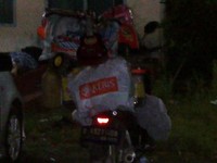 Mudik dengan sepeda motor dari Jakarta - Baturaja, Sumatera Selatan. Bawaannya macam-macam, mulai dari gitar, sampai truk mainan buat oleh-oleh. Foto Hamzah Fanzuri.