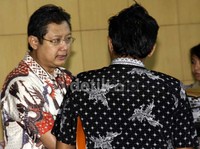 Edi Siswadi didampingi stafnya saat datang ke KPK. Lamhot Aritonang/detikFoto.
