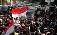 Demontrasi tersebut berjalan tertib meski sempat membuat arus lau-lintas dari arah Bundaran HI menuju Monas tersendat.