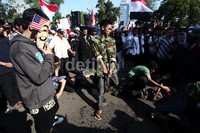 Pendemo melakukan aksi teatrikal di depan Kedubes AS, Jakarta.