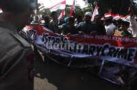 Aksi ini dijaga ketat oleh aparat kepolisian.