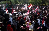 Ribuan orang berkumpul sambil meneriakkan kecaman terhadap pemerintah pimpinan Barack Obama itu.