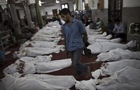 Jenazah para korban tewas dikumpulkan di sebuah kamar mayat darurat di Cairo. AFP/Mahmoud Khaled.