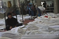 Seorang wanita tampak menangisi kematian sanak saudaranya yang turut menjadi korban. AFP/Khaled Desouki.