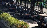 Deretan mobil Satuan Polisi Pamong Praja (Satpol PP) tampak memenuhi jalanan sepanjang area Pasar Minggu.
