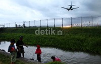 Banyak orang tua yang mengajak anaknya setiap sore ke tempat ini.