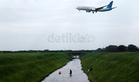 Meski beberapa tempat dilarang dimasuki, tetap saja ada warga yang berani memasuki daerah tersebut.