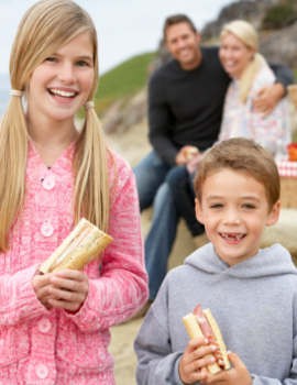 Mau Jalan-jalan ke Pantai? Kemas Makanan dengan Cara Ini