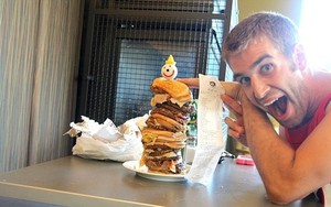 Wah, Pria Ini Berani Pesan Burger 9000 Kalori Lebih!