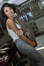 Andien Tampil Santai dengan Tank Top Putih